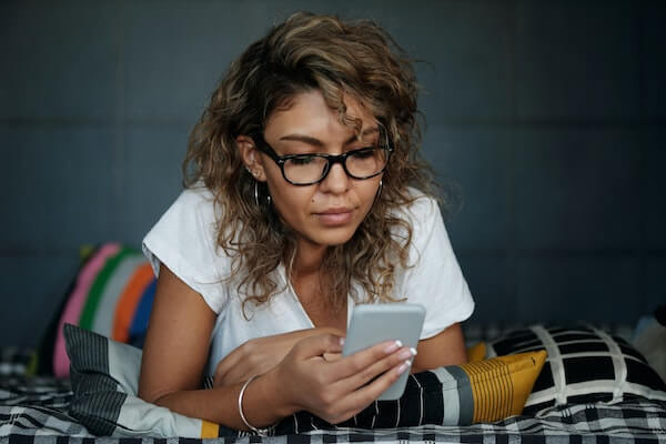 femme avec telephone