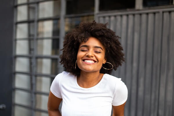 femme souriant